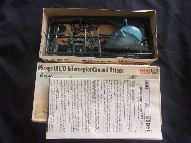 Lot of 5 vintage model plane kits for 1 bid - not sure if complete