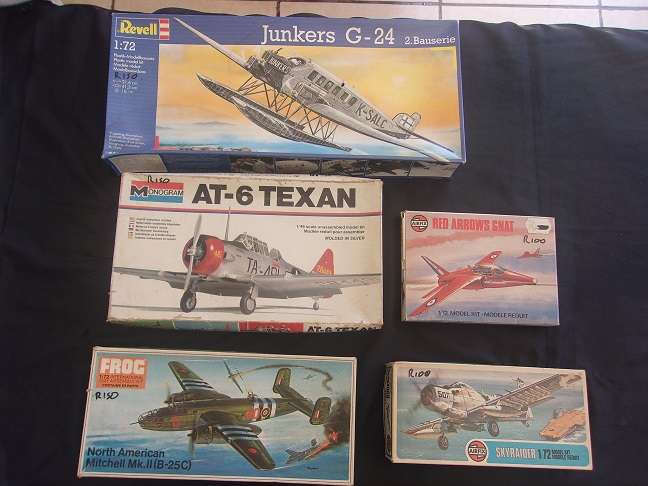 Lot of 5 vintage model plane kits for 1 bid - not sure if complete