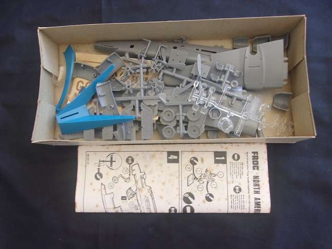 Lot of 5 vintage model plane kits for 1 bid - not sure if complete