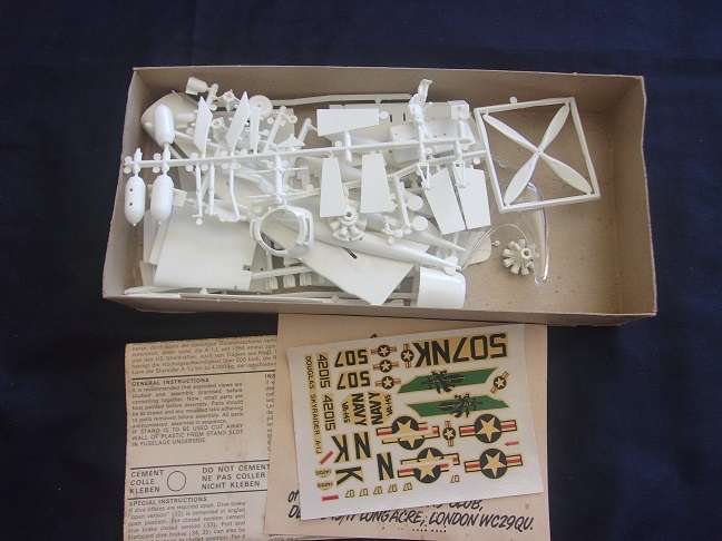 Lot of 5 vintage model plane kits for 1 bid - not sure if complete