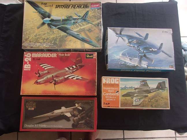 Lot of 5 vintage model plane kits for 1 bid - not sure if complete