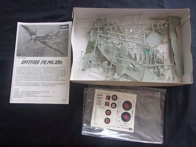 Lot of 5 vintage model plane kits for 1 bid - not sure if complete