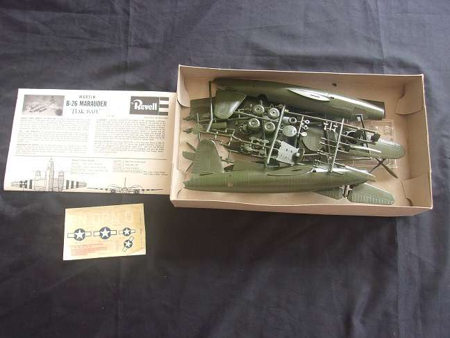 Lot of 5 vintage model plane kits for 1 bid - not sure if complete