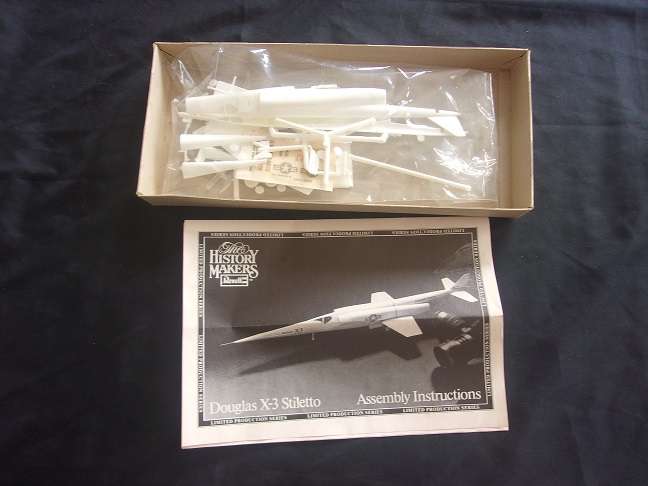 Lot of 5 vintage model plane kits for 1 bid - not sure if complete