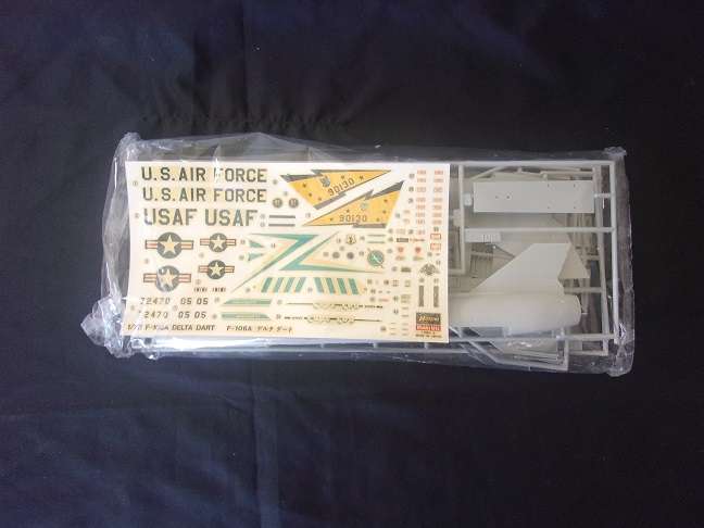 Hasegawa 1:72 scale BAC E.E. Lightning & Delta Dart model plane kits for 1 bid