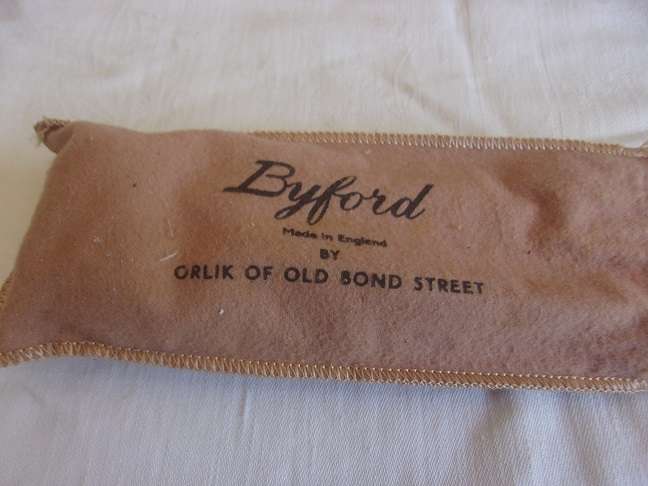 4 Vintage quality smoking pipes and a pipe stand for 1 bid