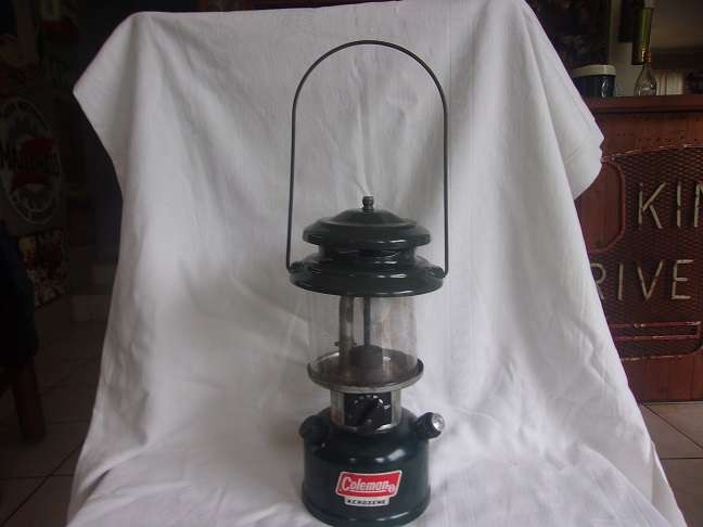 Vintage Coleman Model 214A700 pressure lantern