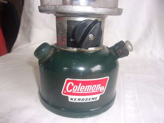 Vintage Coleman Model 214A700 pressure lantern