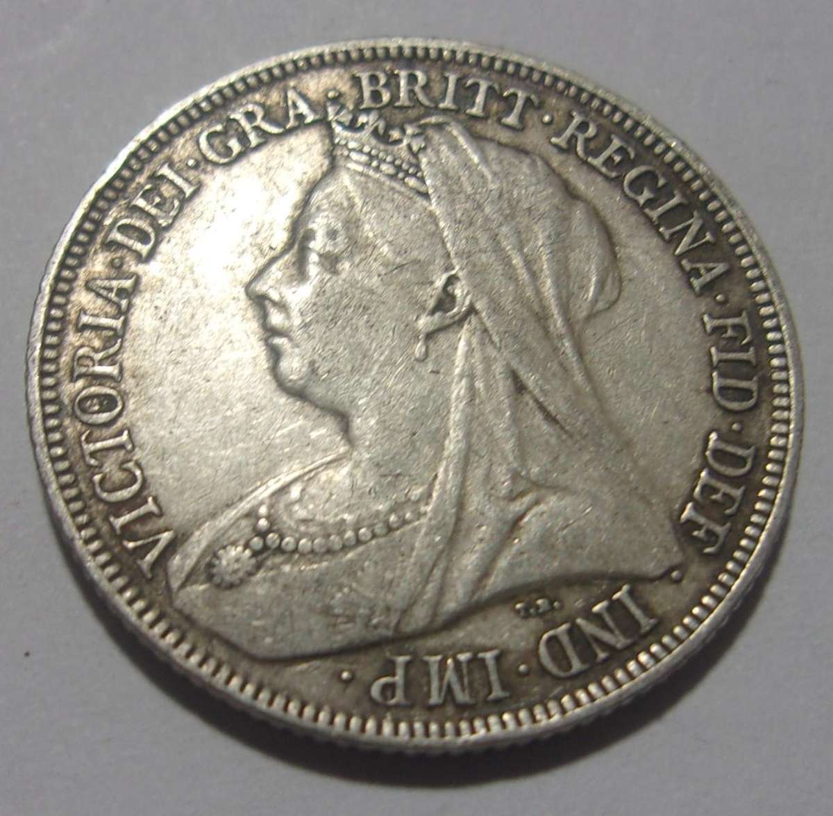1900 silver British One Shilling coin - nice coin