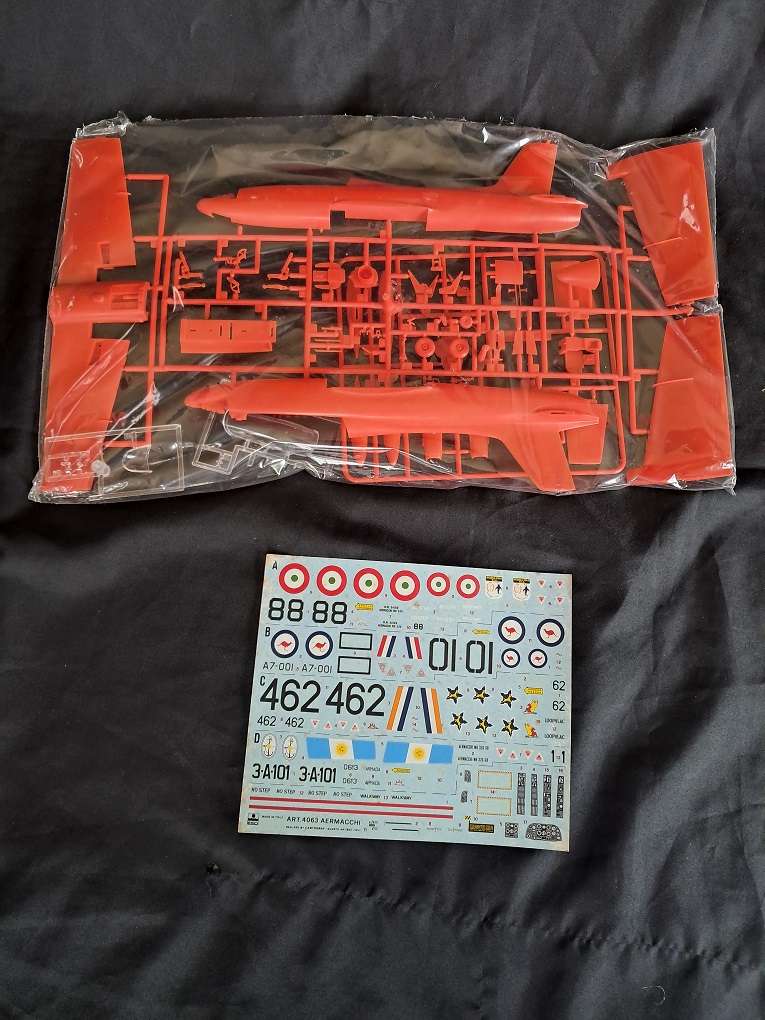 ESCI 1:48 scale Aermacchi MB-326 Trainer Jet model plane kit - 4063