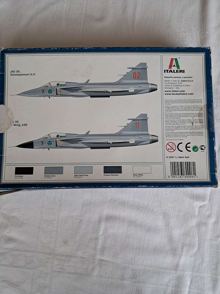 Revell 1:72 scale Junkers & Italeri JAS 39 A Gripen model plane kits for 1 bid