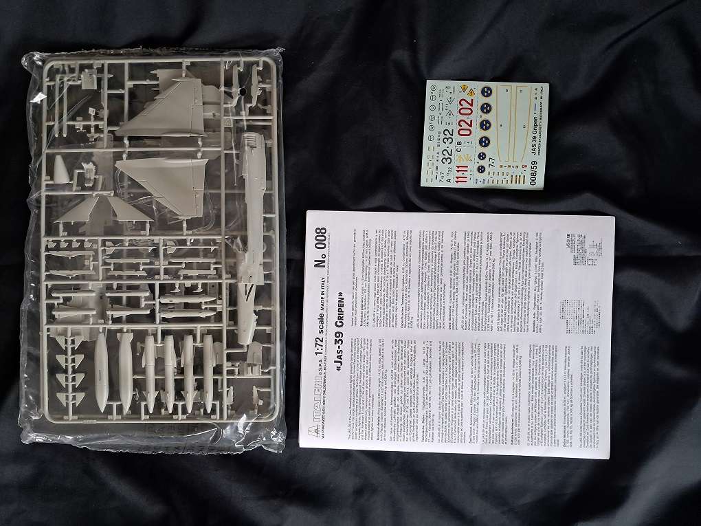 Revell 1:72 scale Junkers & Italeri JAS 39 A Gripen model plane kits for 1 bid