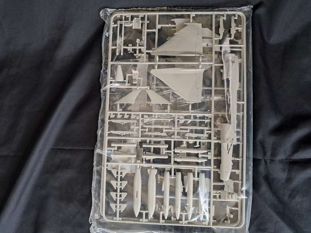 Revell 1:72 scale Junkers & Italeri JAS 39 A Gripen model plane kits for 1 bid