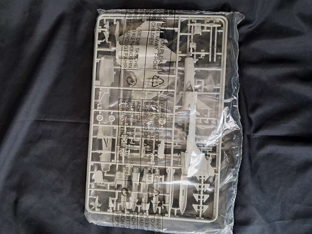 Revell 1:72 scale Junkers & Italeri JAS 39 A Gripen model plane kits for 1 bid