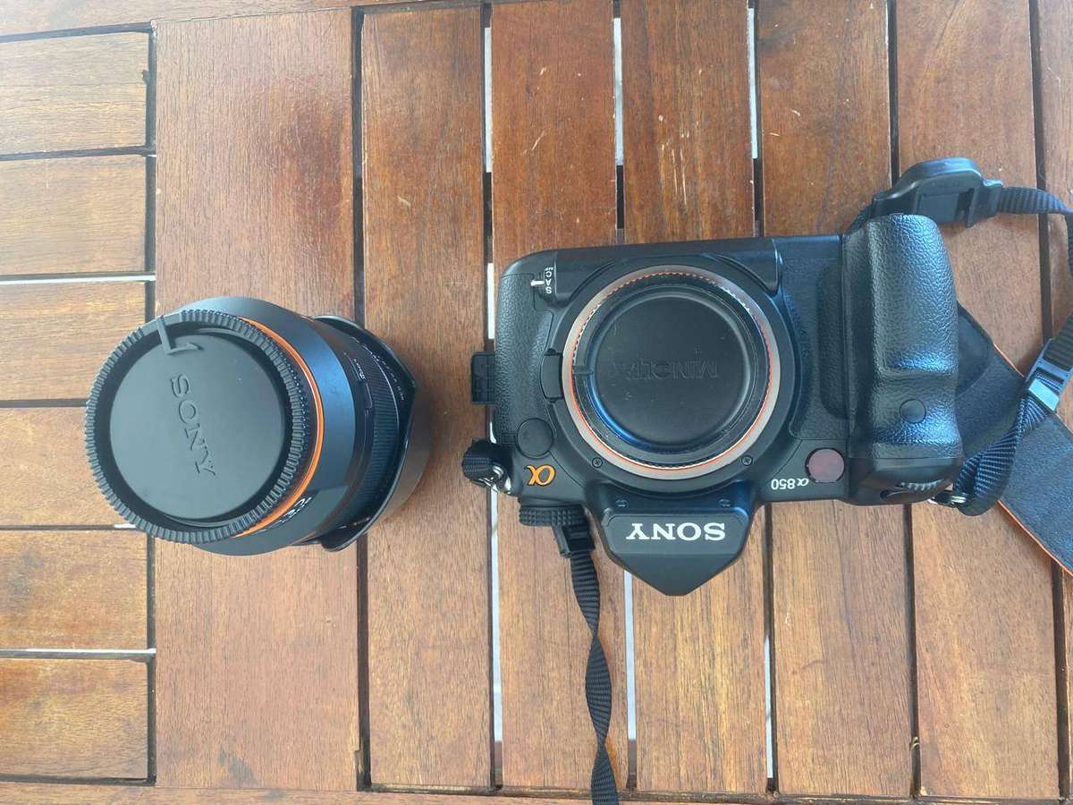 Sony Alpha 850 Full-Frame Camera.  - With Sony (made by Zeiss).  - SAM 28-75 2.8 Lens.