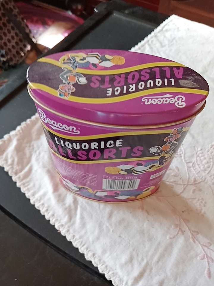 VINTAGE 200GRAM LQUORICE TIN