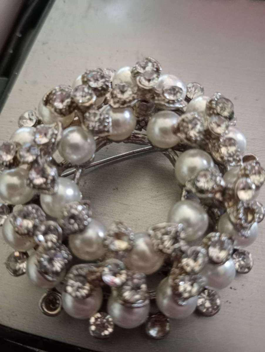 VINTAGE FAUX PEARLS AND RHINOSTONE BROOCH
