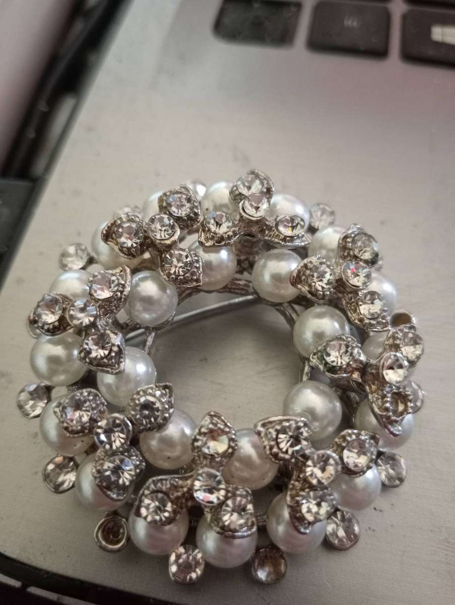 VINTAGE FAUX PEARLS AND RHINOSTONE BROOCH