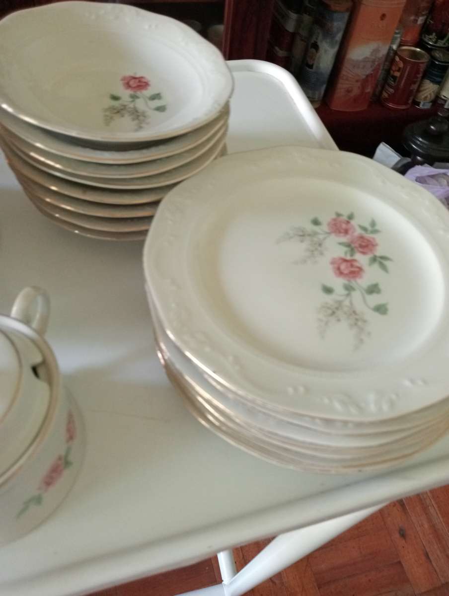 VINTAGE  46 PIECE HUGUENOT ROYALE FINE CHINA  SET