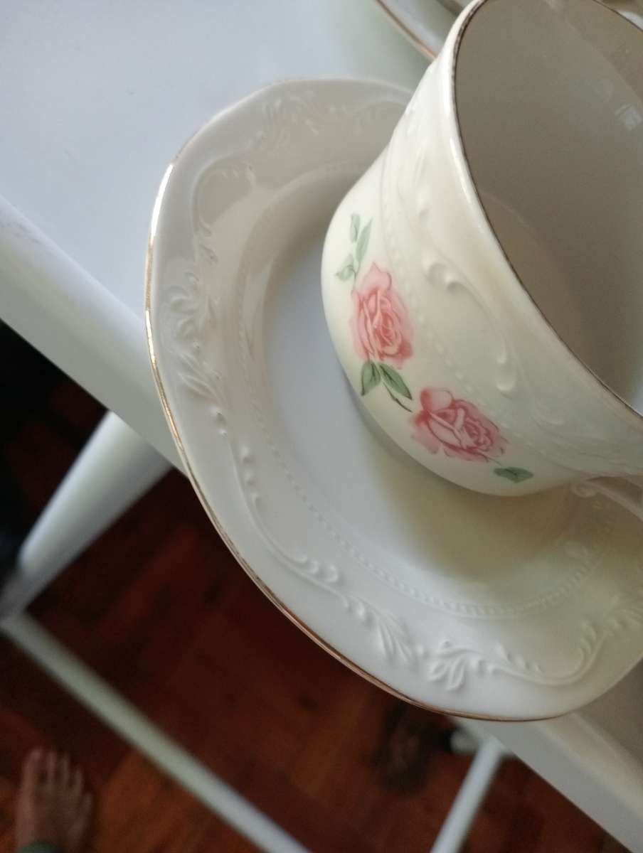 VINTAGE  46 PIECE HUGUENOT ROYALE FINE CHINA  SET