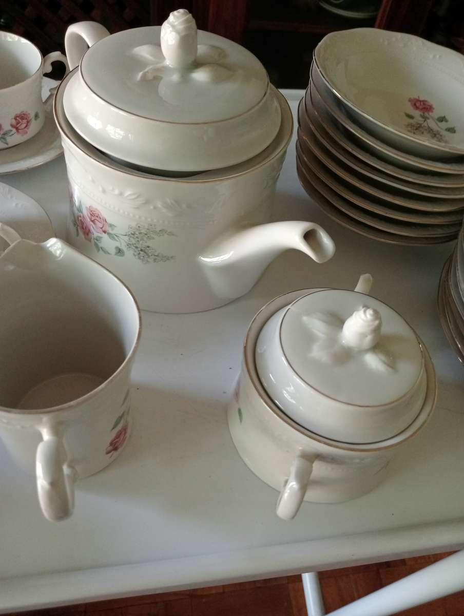 VINTAGE  46 PIECE HUGUENOT ROYALE FINE CHINA  SET