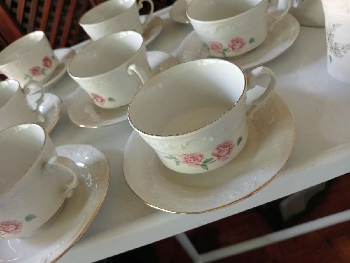 VINTAGE  46 PIECE HUGUENOT ROYALE FINE CHINA  SET