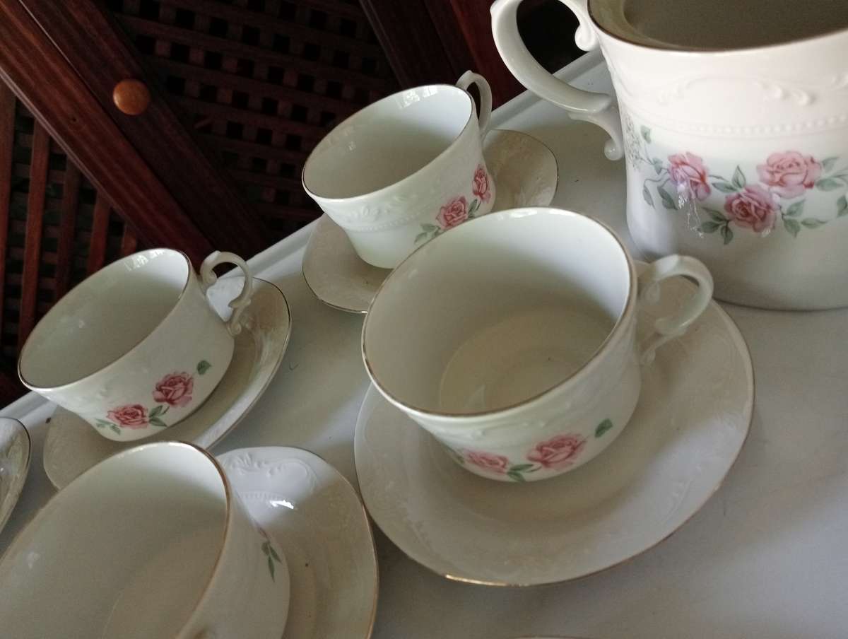 VINTAGE  46 PIECE HUGUENOT ROYALE FINE CHINA  SET