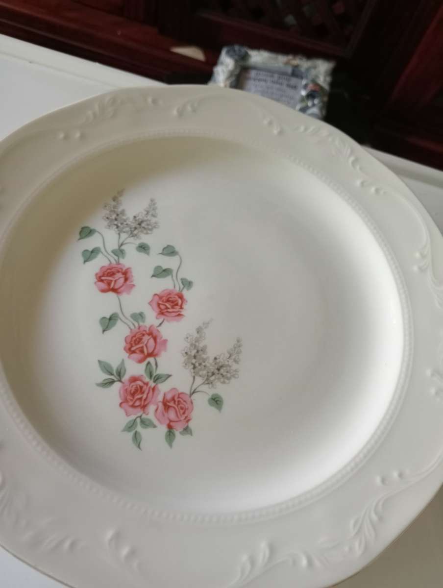 VINTAGE  46 PIECE HUGUENOT ROYALE FINE CHINA  SET