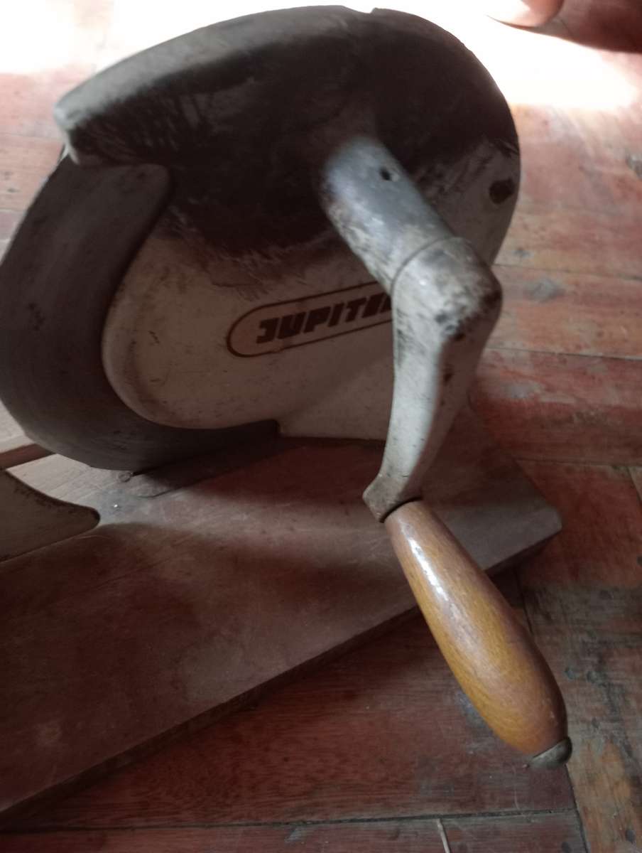 VINTAGE JUPITER BREAD SLICER