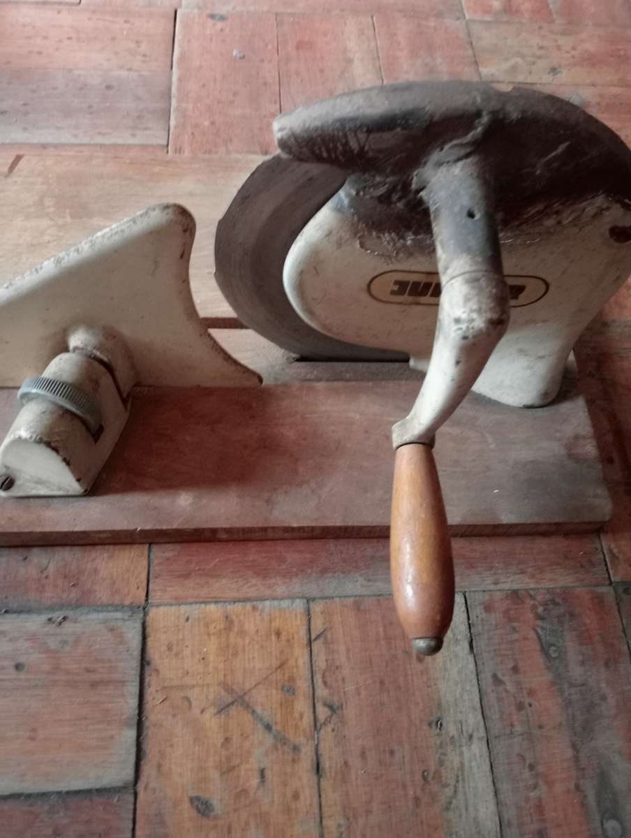 VINTAGE JUPITER BREAD SLICER