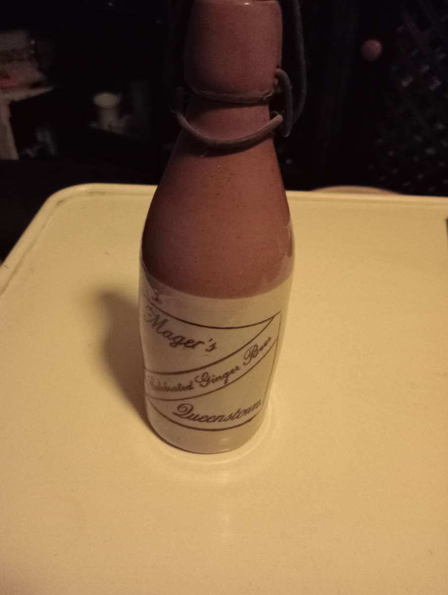 VINTAGE MAGERS GINGERBEER SEALED HOLDER