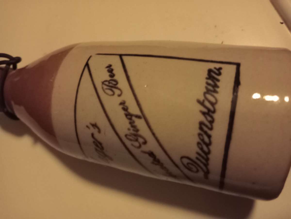 VINTAGE MAGERS GINGERBEER SEALED HOLDER