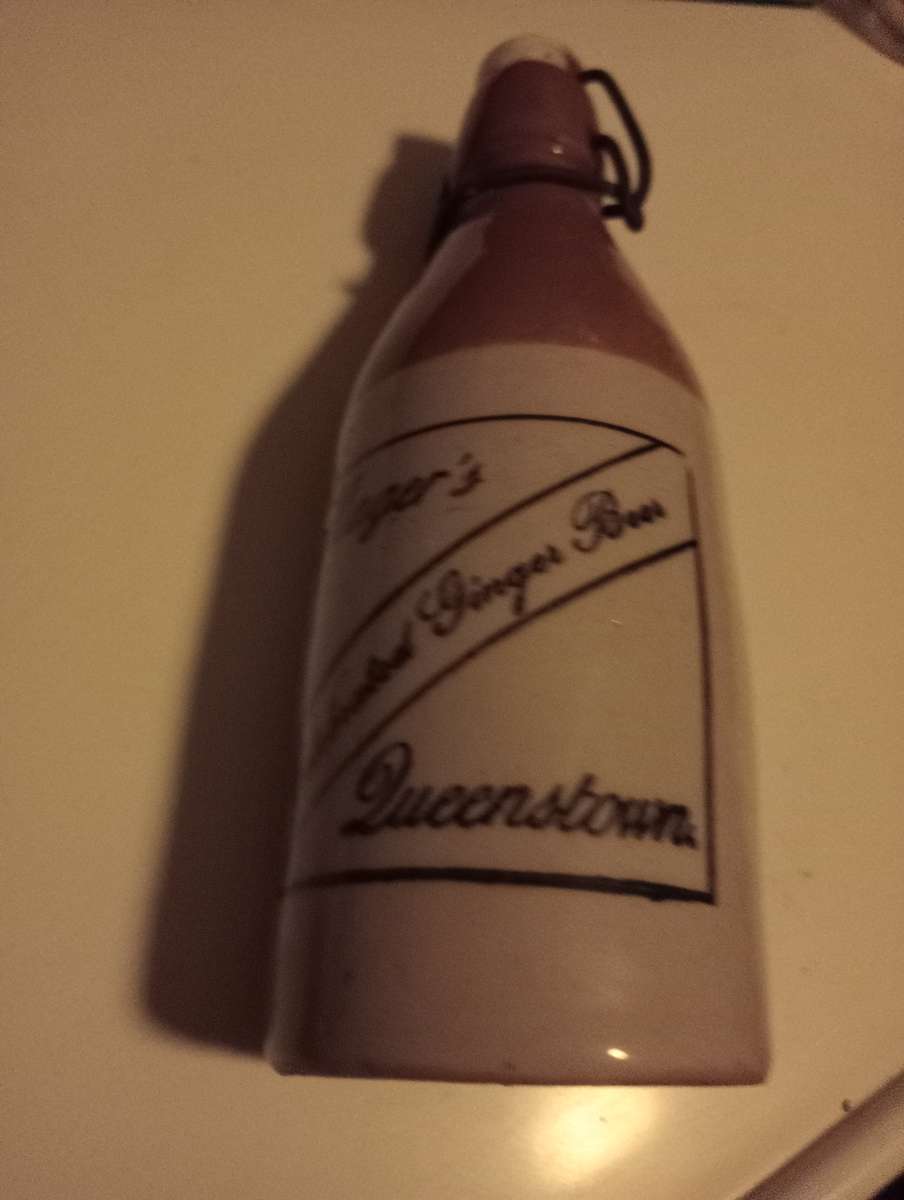 VINTAGE MAGERS GINGERBEER SEALED HOLDER