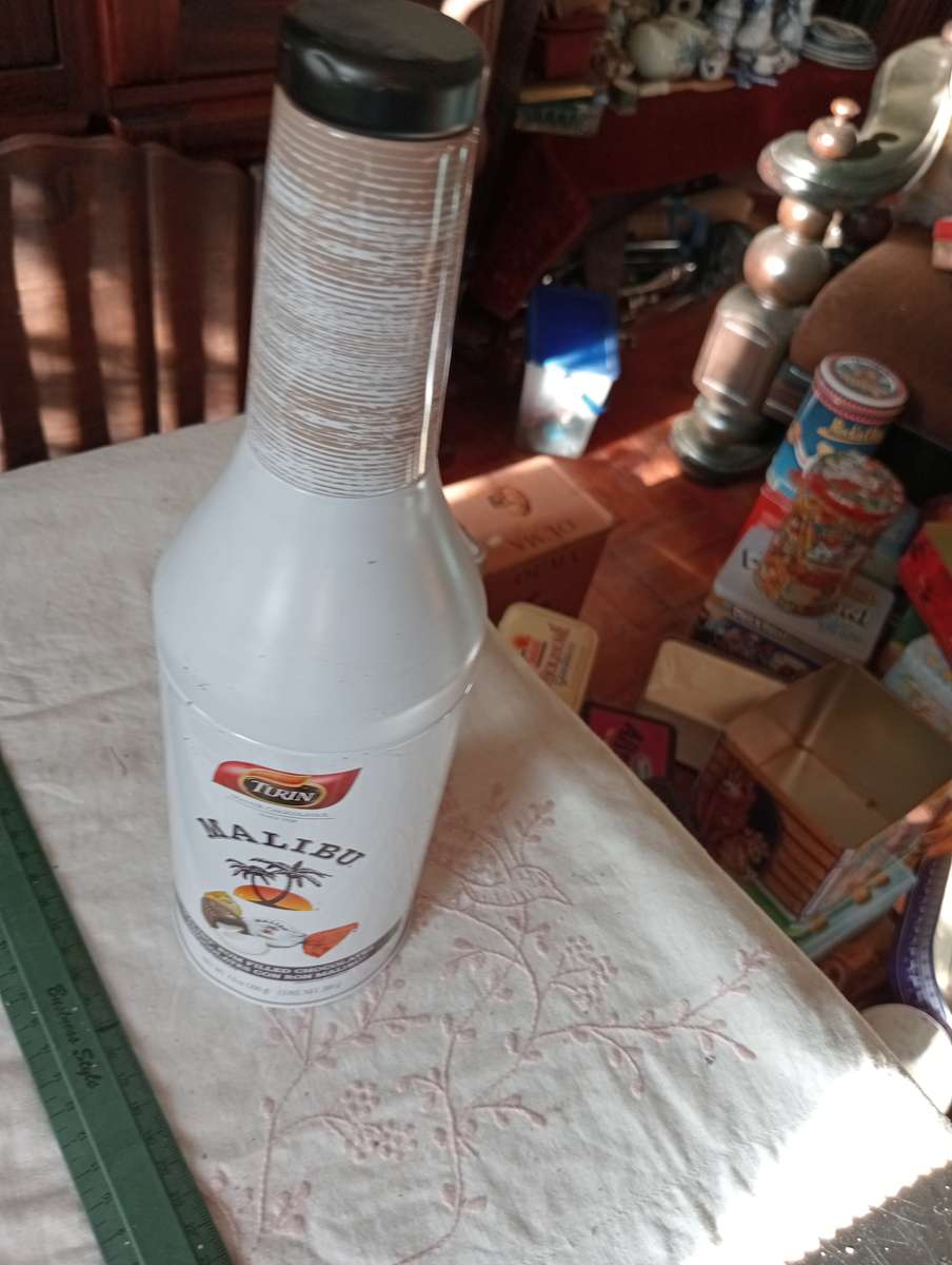 VINTAGE MALIBU RUM TIN