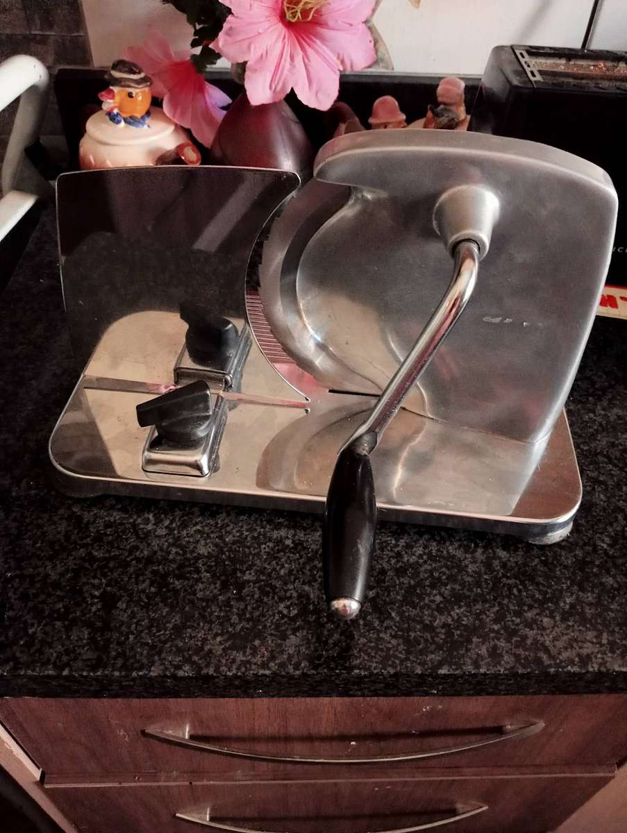 PINEWARE BREAD AND MEAT SLICER