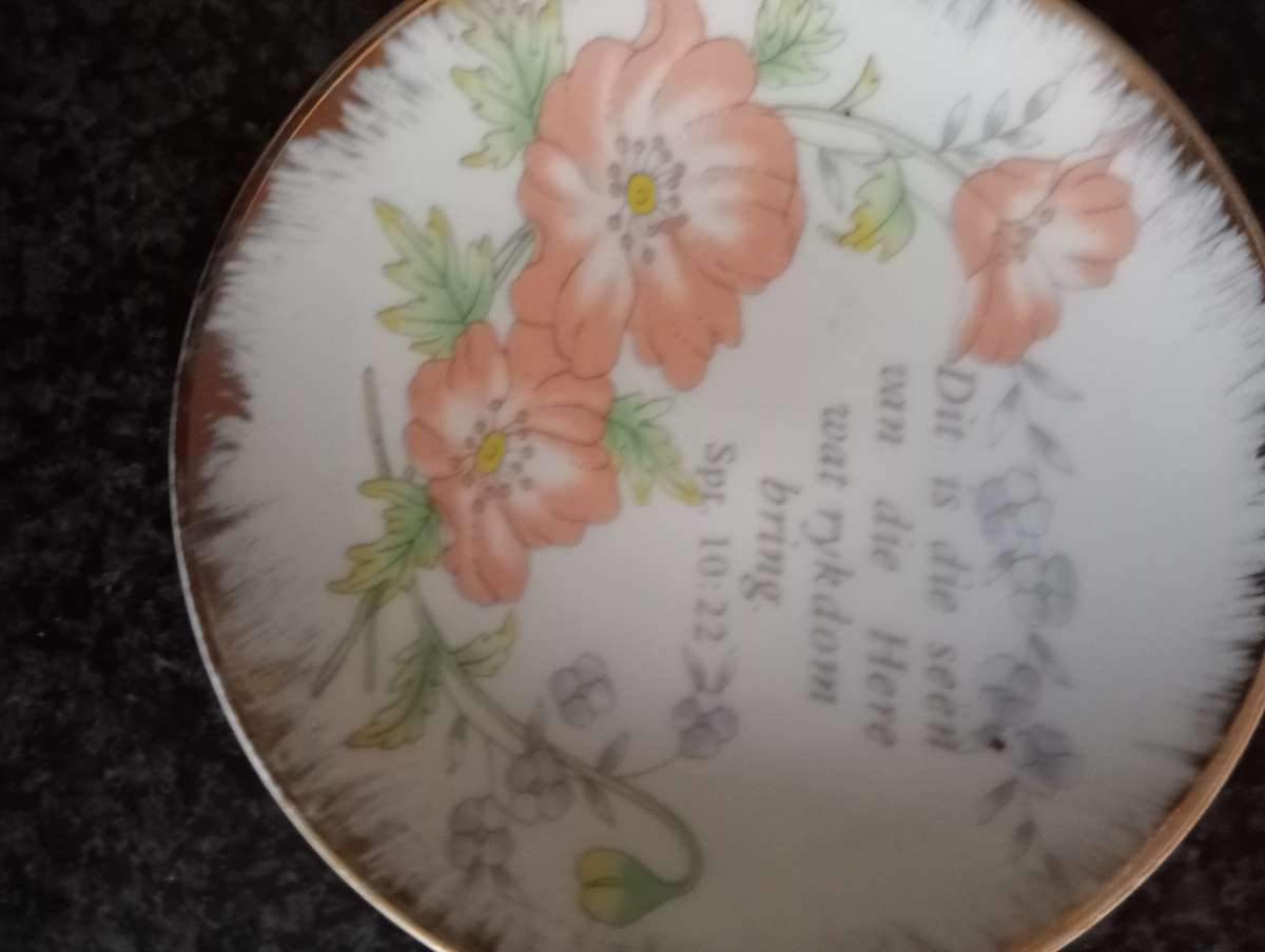VINTAGE SMALL COLLECTABLE PLATE ON STAND