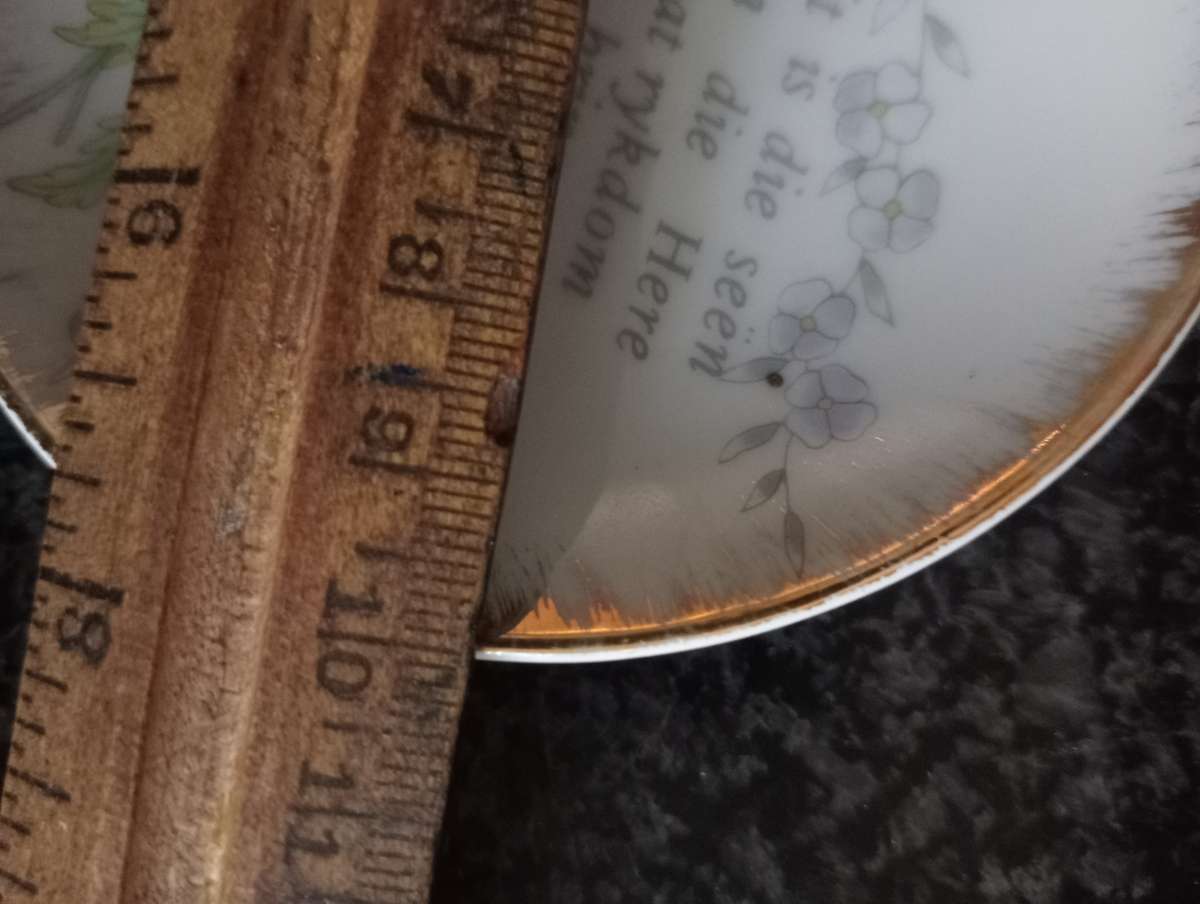 VINTAGE SMALL COLLECTABLE PLATE ON STAND