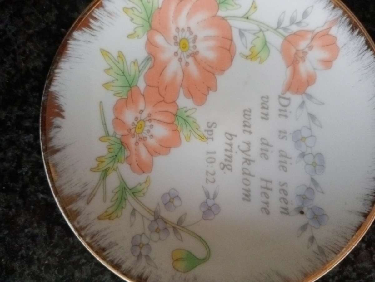 VINTAGE SMALL COLLECTABLE PLATE ON STAND