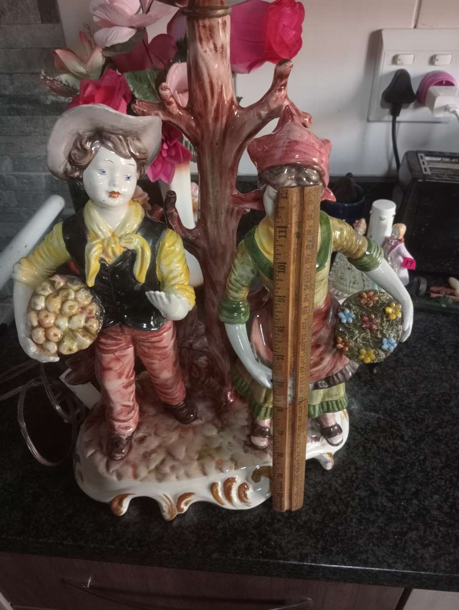 STUNNING ELECTRIC CERAMIC  LAMP WITHOUT SHADE