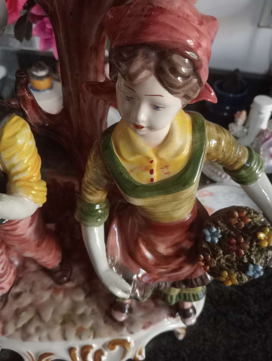 STUNNING ELECTRIC CERAMIC  LAMP WITHOUT SHADE