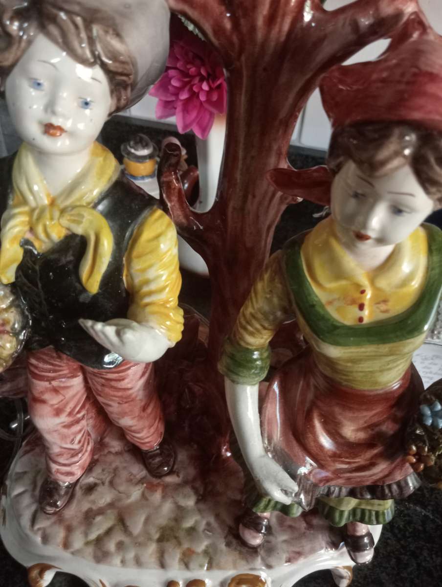 STUNNING ELECTRIC CERAMIC  LAMP WITHOUT SHADE