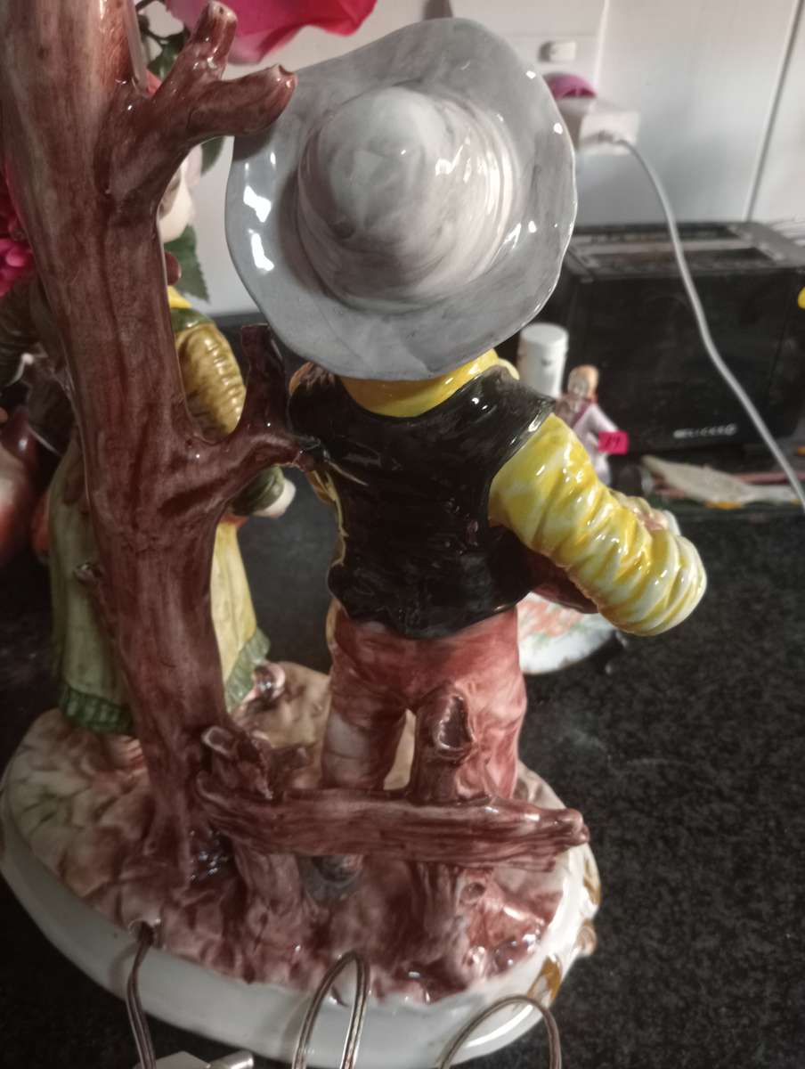 STUNNING ELECTRIC CERAMIC  LAMP WITHOUT SHADE