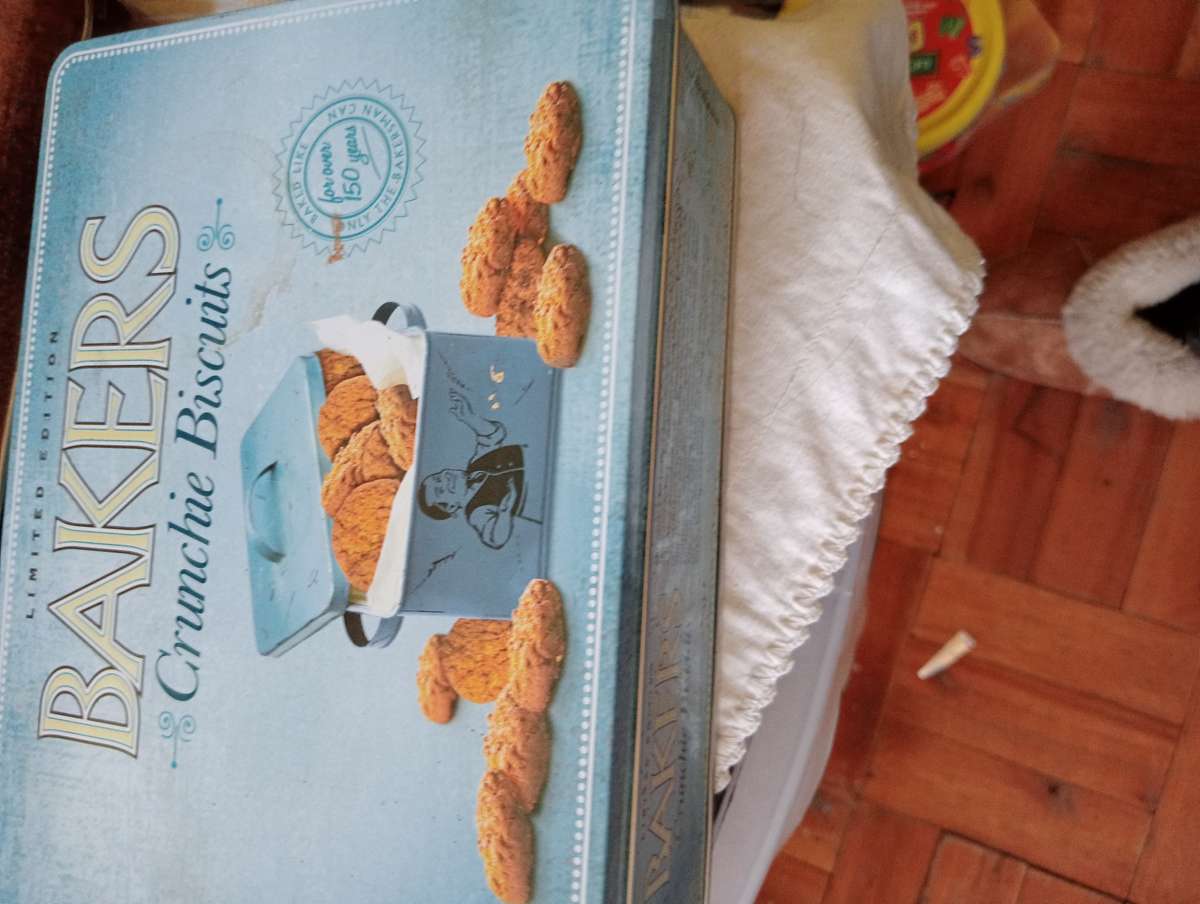 BAKERS CRUNCHIE BISCUIT TIN