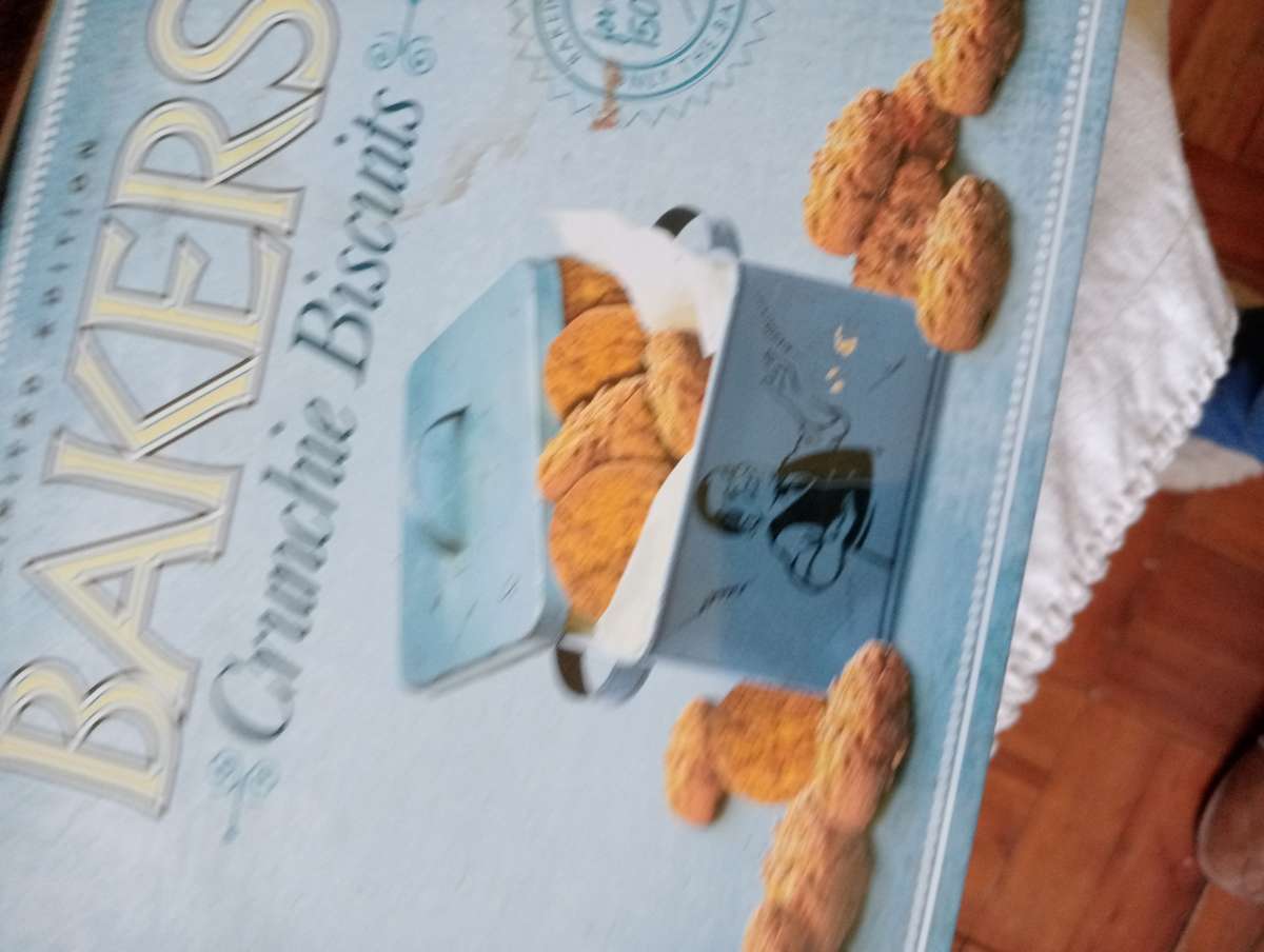 BAKERS CRUNCHIE BISCUIT TIN