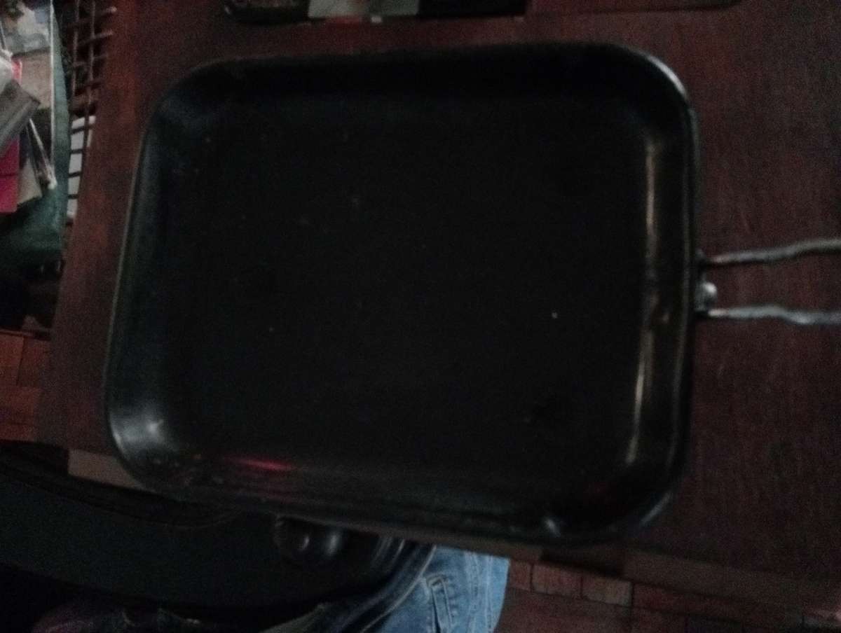 VINTAGE BLACK PAN WITH HANDLE