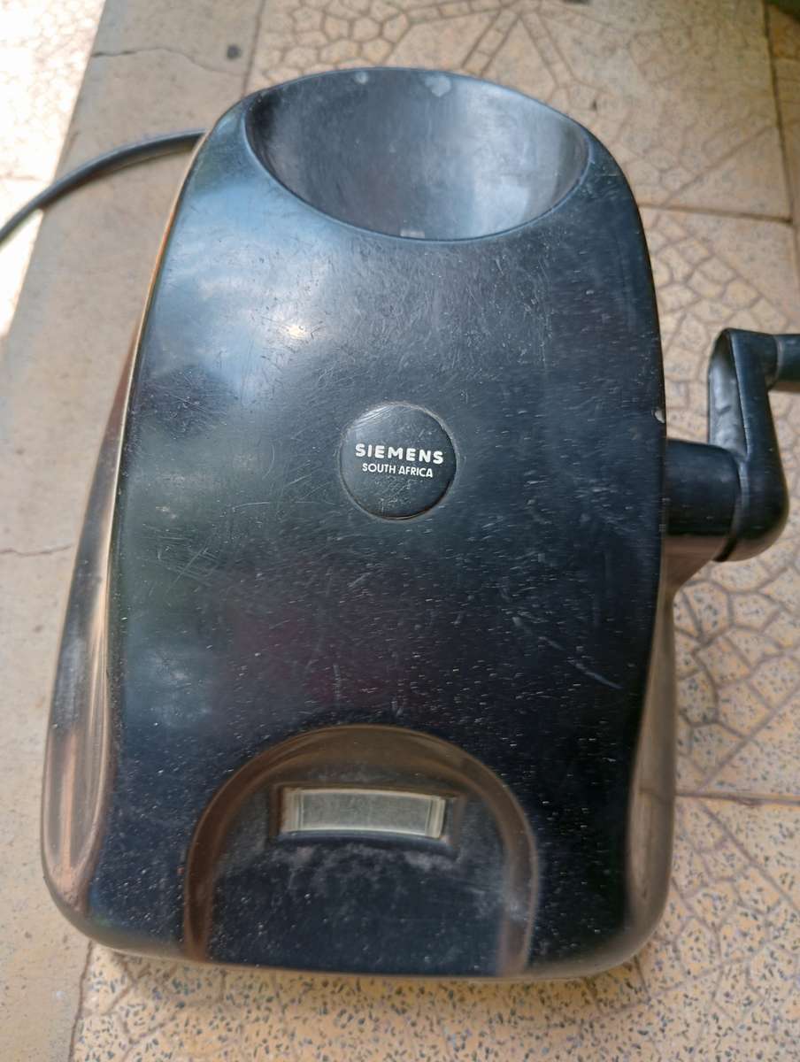 ANTIQUE COLLECTABLE BLACK SIEMENS HAND  LANDLINE  PHONE