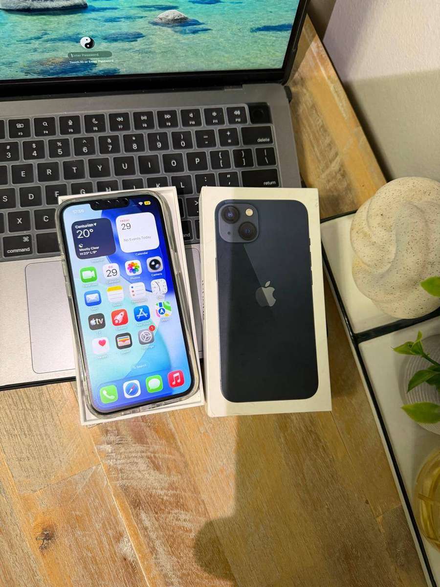 iPhone 13 Excellent pre-owned Condition (128GB) + Box, Charger & Extras