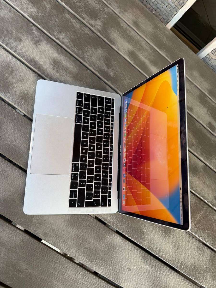 MacBook Pro Non-Touch Bar 13.3 Inch Retina, 2017 (128GB)  Excellent Condition + Charger