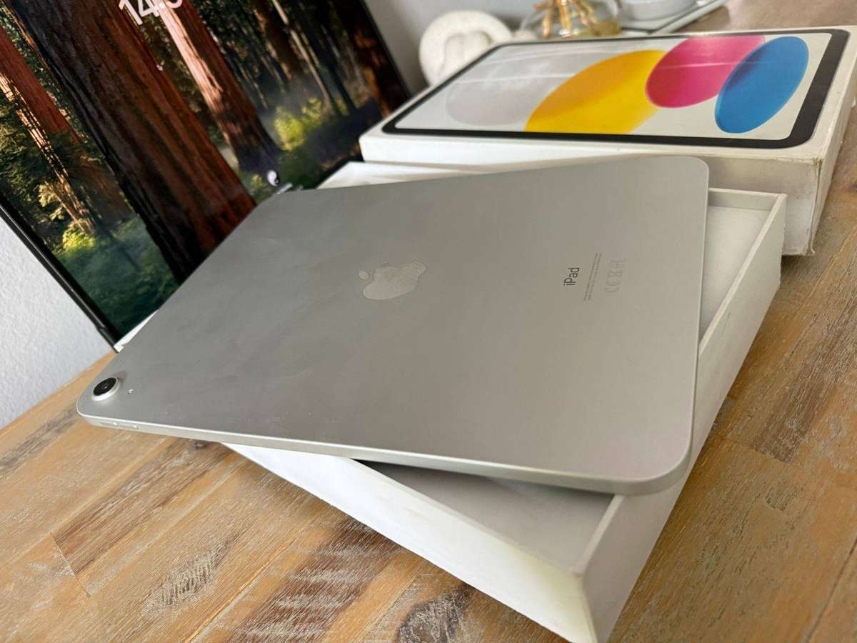 iPad 10th Generation (64GB) + Box, Charger & Accessories *Wi-Fi only Version* Prestine Condition