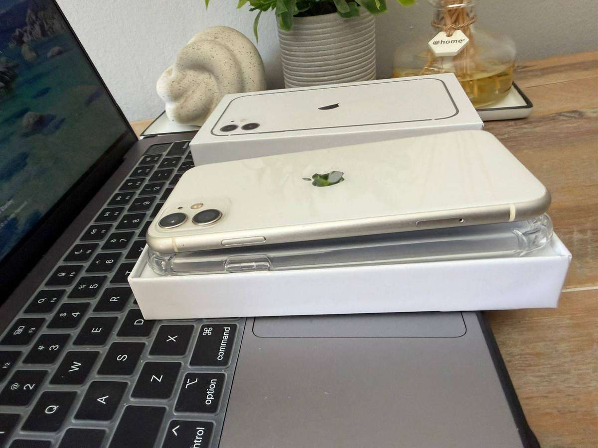 iPhone 11 (128GB) White in Excellent Condition + Box, Charger & Extras